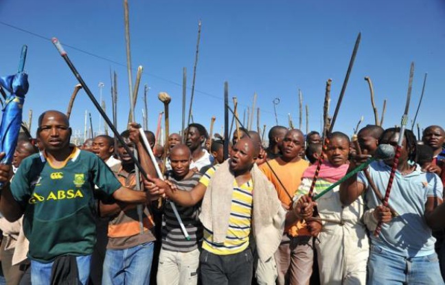 Un cadavre a été découvert mardi, portant à 45 morts le bilan du conflit social de Marikana, alors que le jeune tribun Julius Malema a exhorté les mineurs sud-africains à lancer une grève nationale de cinq jours par mois pour obtenir des augmentations de salaire. Un cadavre a été découvert mardi, portant à 45 morts le bilan du conflit social de Marikana, alors que le jeune tribun Julius Malema a exhorté les mineurs sud-africains à lancer une grève nationale de cinq jours par mois pour obtenir des augmentations de salaire.