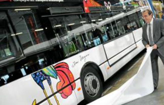 Des bus ornés de dessins d'Ungerer. Des bus ornés de dessins d'Ungerer.