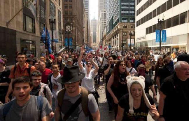 Des centaines de manifestants ont appelé vendredi dans les rues de Chicago à "faire payer Wall Street" en appliquant une taxe sur les transactions financières, 48 heures avant le début du sommet de l'Otan organisé dans la métropole américaine. Des centaines de manifestants ont appelé vendredi dans les rues de Chicago à "faire payer Wall Street" en appliquant une taxe sur les transactions financières, 48 heures avant le début du sommet de l'Otan organisé dans la métropole américaine.