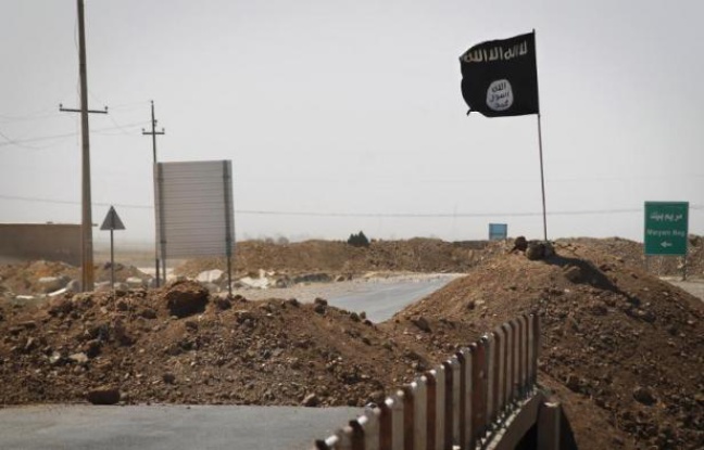 Le drapeau de l'Etat Islamique de l'autre côté d'un pont à Rashad, sur la route entre Kirkouk et Tikrit, en Irak, le 11 septembre 2014 Le drapeau de l'Etat Islamique de l'autre côté d'un pont à Rashad, sur la route entre Kirkouk et Tikrit, en Irak, le 11 septembre 2014
