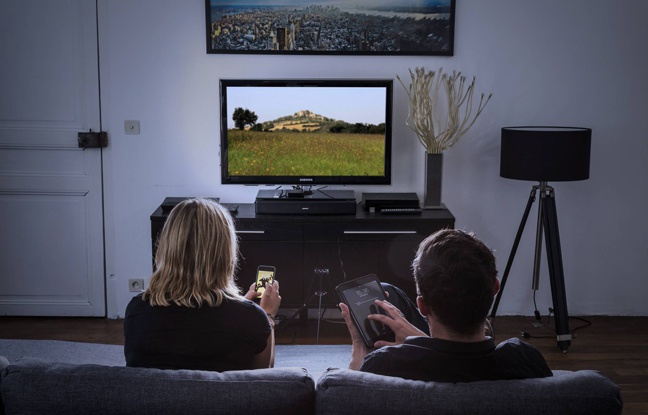 Film Ou Ils Posent Leur Telephone «Vu à la télé»: Les caméras de M6 s'invitent dans le salon des Français