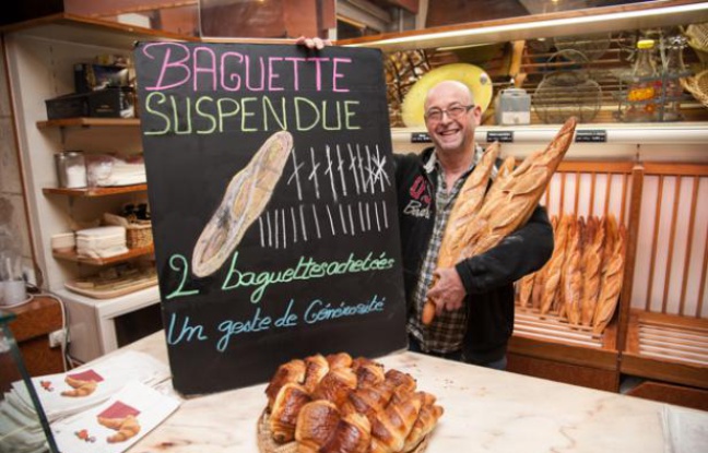 Noël Capron propose des baguettes suspendues dans sa boulangerie. Noël Capron propose des baguettes suspendues dans sa boulangerie.