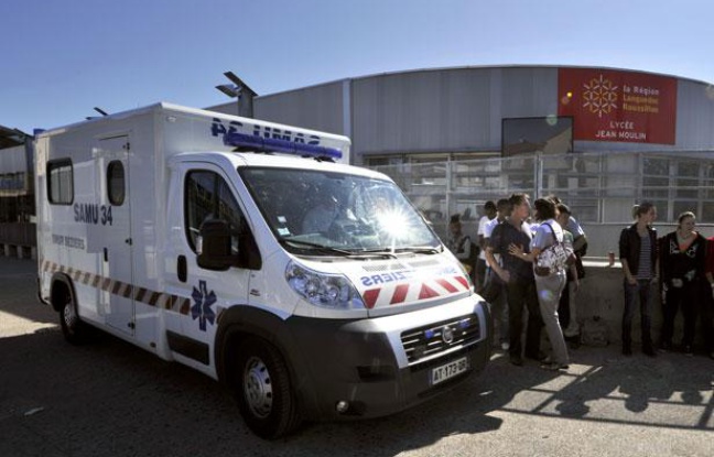 Le samu devant le lycée Jean-Moulin de Béziers, où une enseignante a tenté de s'immoler par le feu le 13 octobre 2011. Le samu devant le lycée Jean-Moulin de Béziers, où une enseignante a tenté de s'immoler par le feu le 13 octobre 2011.