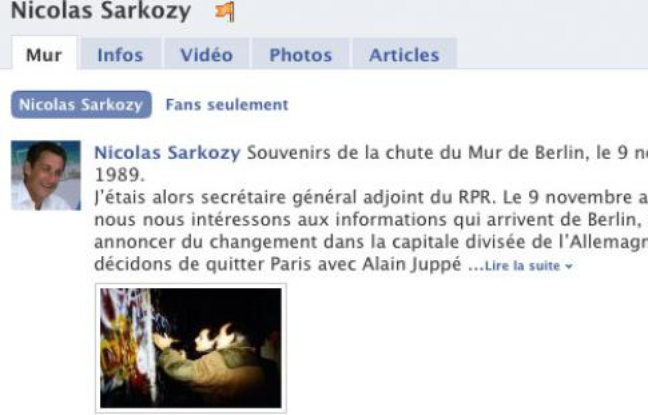 Capture d'écran de la page Facebook de Nicolas Sarkozy où on apprend qu'il a donné des coup de pioches au mur de Berlin le 9 novembre 1989. Capture d'écran de la page Facebook de Nicolas Sarkozy où on apprend qu'il a donné des coup de pioches au mur de Berlin le 9 novembre 1989.