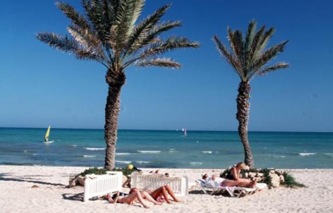 Des touristes sur une plage à Djerba (Tunisie) Des touristes sur une plage à Djerba (Tunisie)