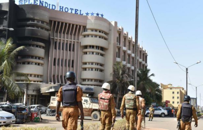 Des soldats patrouillent devant l'hôtel Splendid au lendemain d'une attaque meurtrière à Ouagadougou, au Burkina Faso le 16 janvier 2016 Des soldats patrouillent devant l'hôtel Splendid au lendemain d'une attaque meurtrière à Ouagadougou, au Burkina Faso le 16 janvier 2016