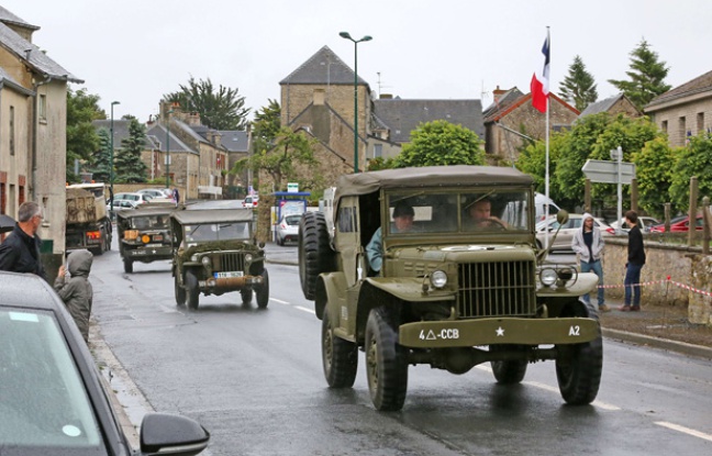 Un véhicule de la Seconde guerre mondiale traverse la commune de Vierville sur Mer, près d'Omaha Beach, le 4 juin 2014. Un véhicule de la Seconde guerre mondiale traverse la commune de Vierville sur Mer, près d'Omaha Beach, le 4 juin 2014.