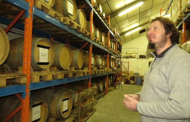 Olivier Duthoit devant ses fûts de bière Olivier Duthoit devant ses fûts de bière