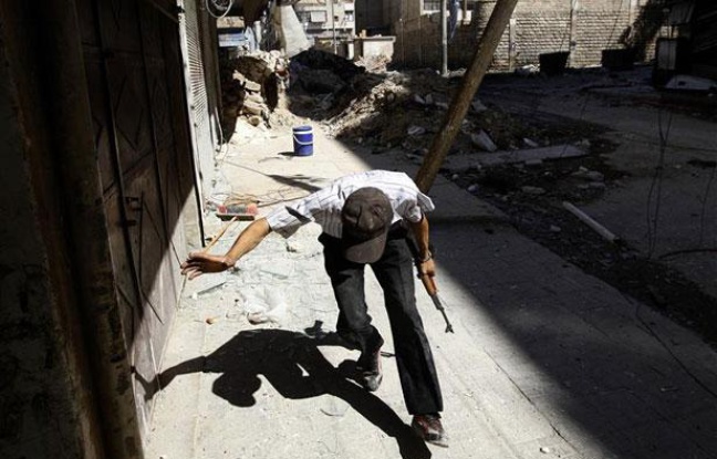 Un rebelle syrien dans le quartier de Salaheddine, à Alep, le 7 août 2012. Un rebelle syrien dans le quartier de Salaheddine, à Alep, le 7 août 2012.