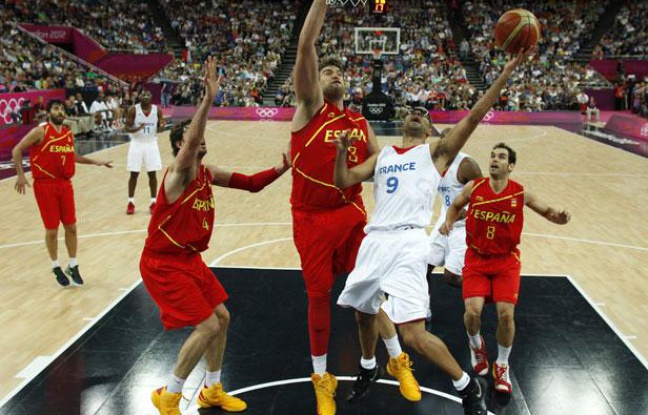 Tony Parker tente de marquer un panier contre l'Espagne, le 8 août 2012, à Londres. Tony Parker tente de marquer un panier contre l'Espagne, le 8 août 2012, à Londres.