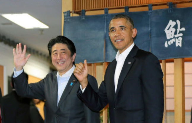 Le Premier ministre japonais Shinzo Abe et Barack Obama sortent du restaurant de sushis Sukiyabashi, à Tokyo, après y avoir dîné, le 23 avril 2014. Le Premier ministre japonais Shinzo Abe et Barack Obama sortent du restaurant de sushis Sukiyabashi, à Tokyo, après y avoir dîné, le 23 avril 2014.