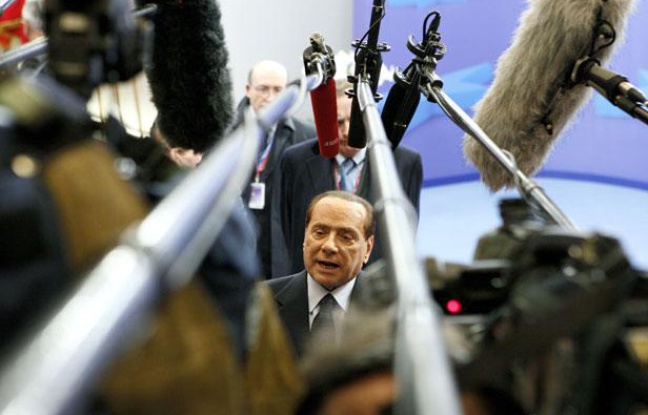Le président du Conseil italien Silvio Berlusconi répond aux médias à la fin du Sommet européen à Bruxelles, le 23 octobre 2011. Le président du Conseil italien Silvio Berlusconi répond aux médias à la fin du Sommet européen à Bruxelles, le 23 octobre 2011.