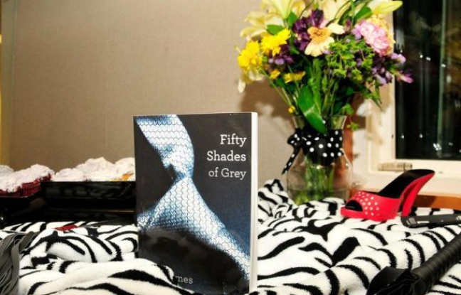 Un premier tirage de 500.000 exemplaires épuisé, des "offres spéciales" avec fouet inclus et des évêques embarrassés: l'Allemagne succombe à la trilogie sado-masochiste "Fifty Shades". Un premier tirage de 500.000 exemplaires épuisé, des "offres spéciales" avec fouet inclus et des évêques embarrassés: l'Allemagne succombe à la trilogie sado-masochiste "Fifty Shades".