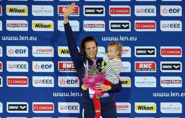Laure Manaudou sur le podium des championnats d'Europe en petit-bassin à Chartres, le 24 novembre 2012. Laure Manaudou sur le podium des championnats d'Europe en petit-bassin à Chartres, le 24 novembre 2012.