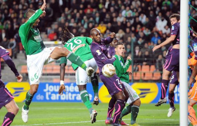 Le Stéphanois Sylvain Monsoreau face au Bordelais Michaël Ciani le 26 octobre 2010 à Saint-Etienne. Le Stéphanois Sylvain Monsoreau face au Bordelais Michaël Ciani le 26 octobre 2010 à Saint-Etienne.
