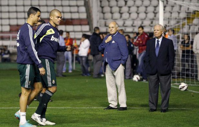 Pepe et Cristiano Ronaldo à l'échauffement, le 23 septembre 2012 sur la pelouse du Rayo Vallecano (Espagne). Pepe et Cristiano Ronaldo à l'échauffement, le 23 septembre 2012 sur la pelouse du Rayo Vallecano (Espagne).