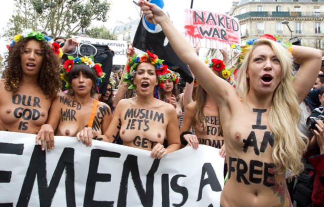 Les activistes ukrainiennes de Femen défilent à Paris pour l'ouverture de leur centre d'entraînement international, le 18 septembre 2012. Les activistes ukrainiennes de Femen défilent à Paris pour l'ouverture de leur centre d'entraînement international, le 18 septembre 2012.