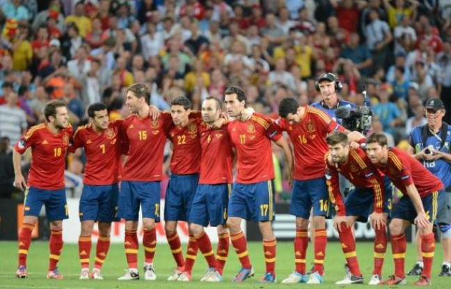 L'Espagne, qui dispute dimanche contre l'Italie la finale de l'Euro-2012, sa troisième de rang après les titres européen de 2008 et mondial de 2010, a affiché sa motivation vendredi à l'idée de réaliser un triplé Euro-Mondial-Euro inédit dans l'histoire du football. L'Espagne, qui dispute dimanche contre l'Italie la finale de l'Euro-2012, sa troisième de rang après les titres européen de 2008 et mondial de 2010, a affiché sa motivation vendredi à l'idée de réaliser un triplé Euro-Mondial-Euro inédit dans l'histoire du football.