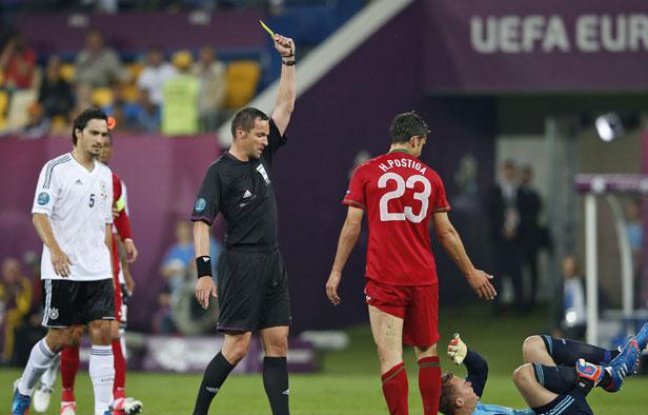 Stéphane Lannoy donnant un carton jaune à l'attaquant portugais Helder Postiga, à Lviv, le 9 juin 2012. Stéphane Lannoy donnant un carton jaune à l'attaquant portugais Helder Postiga, à Lviv, le 9 juin 2012.