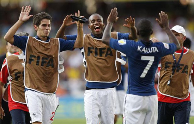 Les joueurs de l'équipe de France des moins de 20 ans se congratulent après leur victoire face au Nigéria, le 14 août 2011 à Cali (Colombie). Les joueurs de l'équipe de France des moins de 20 ans se congratulent après leur victoire face au Nigéria, le 14 août 2011 à Cali (Colombie).