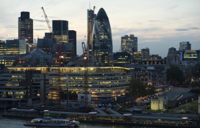 Le gouvernement britannique et la Banque d'Angleterre se sont engagés à fournir aux banques des dizaines de milliards de livres de liquidités pour les inciter à prêter, dans l'espoir de soutenir une économie en récession et menacée par la crise dans la zone euro voisine. Le gouvernement britannique et la Banque d'Angleterre se sont engagés à fournir aux banques des dizaines de milliards de livres de liquidités pour les inciter à prêter, dans l'espoir de soutenir une économie en récession et menacée par la crise dans la zone euro voisine.