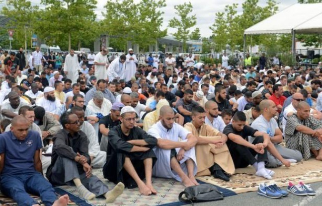 Les musulmans de France ont entamé vendredi à l'aube le jeûne du mois de ramadan qui, malgré la dureté de l'épreuve en été où les journées sont longues, gagne des adeptes dans ce pays laïque où l'islam est la deuxième religion après le catholicisme. Les musulmans de France ont entamé vendredi à l'aube le jeûne du mois de ramadan qui, malgré la dureté de l'épreuve en été où les journées sont longues, gagne des adeptes dans ce pays laïque où l'islam est la deuxième religion après le catholicisme.