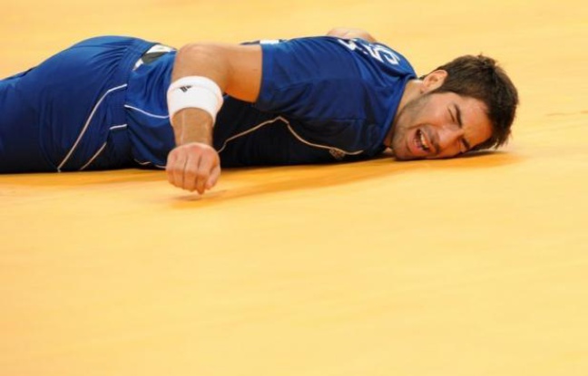 Nikola Karabatic, icône du handball français, a été mis en examen mardi soir à Montpellier pour escroquerie dans l'affaire des soupçons de match truqué, et "mis au chômage", a déclaré un de ses avocats Me Jean-Marc Phung. Nikola Karabatic, icône du handball français, a été mis en examen mardi soir à Montpellier pour escroquerie dans l'affaire des soupçons de match truqué, et "mis au chômage", a déclaré un de ses avocats Me Jean-Marc Phung.