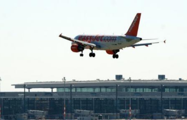 Le syndicat national des pilotes de ligne (SNPL) a indiqué jeudi soir avoir levé le préavis de grève qui appelait les quelque 250 pilotes de la compagnie EasyJet à faire grève les 15, 17 et 19 août afin d'obtenir une augmentation salariale. Le syndicat national des pilotes de ligne (SNPL) a indiqué jeudi soir avoir levé le préavis de grève qui appelait les quelque 250 pilotes de la compagnie EasyJet à faire grève les 15, 17 et 19 août afin d'obtenir une augmentation salariale.