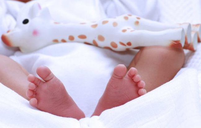 Des pieds de nouveau-né Des pieds de nouveau-né