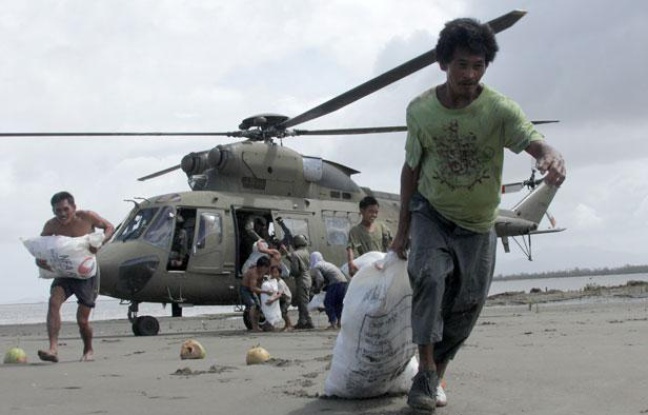 Des survivants du typhon Haiyan dans le village philippin de Capiz, le 11 novembre 2013. Des survivants du typhon Haiyan dans le village philippin de Capiz, le 11 novembre 2013.