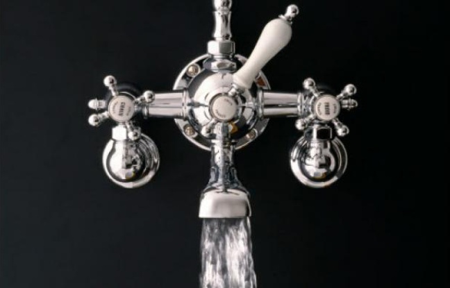 De l'eau coule d'un robinet. De l'eau coule d'un robinet.
