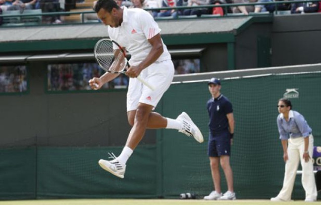 Jo-Wilfried Tsonga, le 4 juillet 2012 à Wimbledon. Jo-Wilfried Tsonga, le 4 juillet 2012 à Wimbledon.