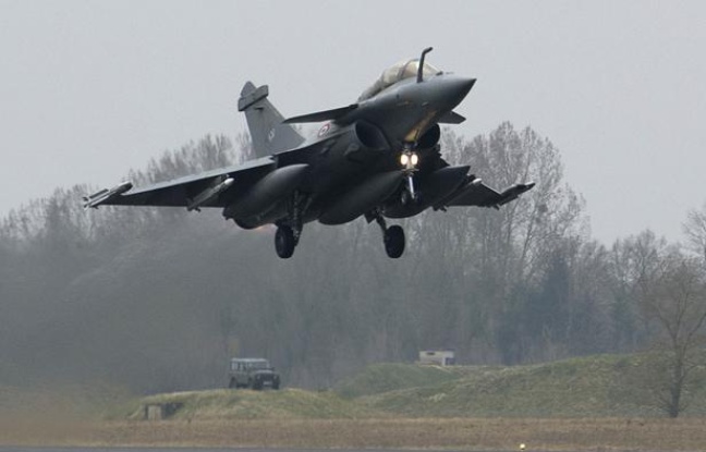 Un avion de combat français Rafale décolle de la base de Saint-Dizier le 19 mars 2011. Un avion de combat français Rafale décolle de la base de Saint-Dizier le 19 mars 2011.