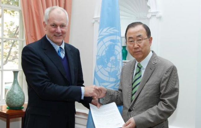 Photo fournie par l'ONU du professeur Aake Sellström (g) remettant un rapport sur l'utilisation d'armes chimiques en Syrie au secrétaire général de l'ONU Ban Ki-moon, le 15 septembre 2013 à New York Photo fournie par l'ONU du professeur Aake Sellström (g) remettant un rapport sur l'utilisation d'armes chimiques en Syrie au secrétaire général de l'ONU Ban Ki-moon, le 15 septembre 2013 à New York