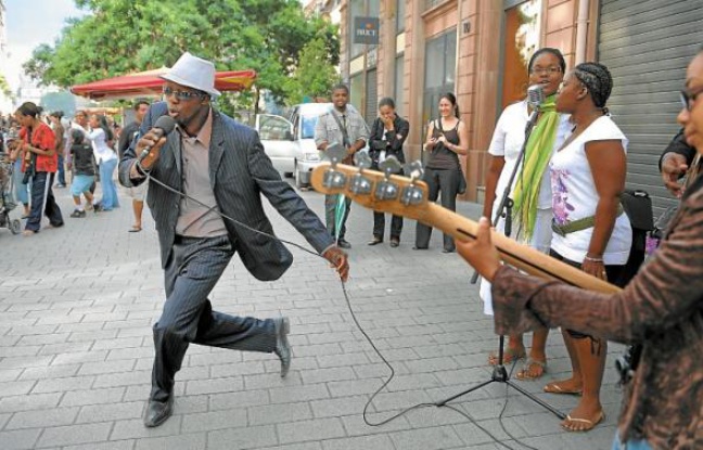 Outre sur des scènes officielles, des musiciens se produiront aussi en pleine rue. Outre sur des scènes officielles, des musiciens se produiront aussi en pleine rue.