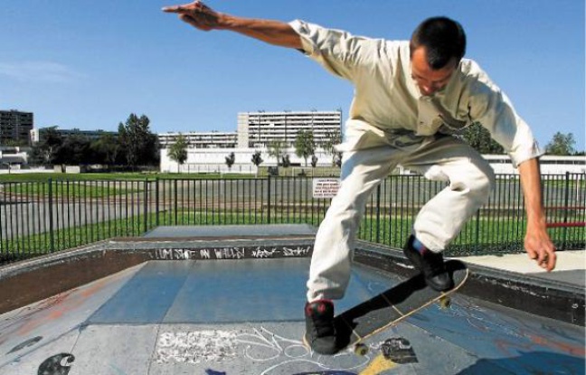 Le Toulousain « greeter » peut proposer un ride de skate à un jeune touriste. Le Toulousain « greeter » peut proposer un ride de skate à un jeune touriste.