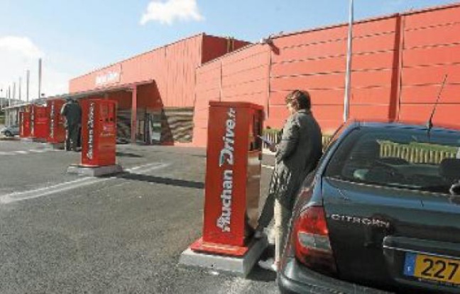 Un client se déplace en voiture pour retirer ses courses, commandées plus tôt sur Internet. Un client se déplace en voiture pour retirer ses courses, commandées plus tôt sur Internet.