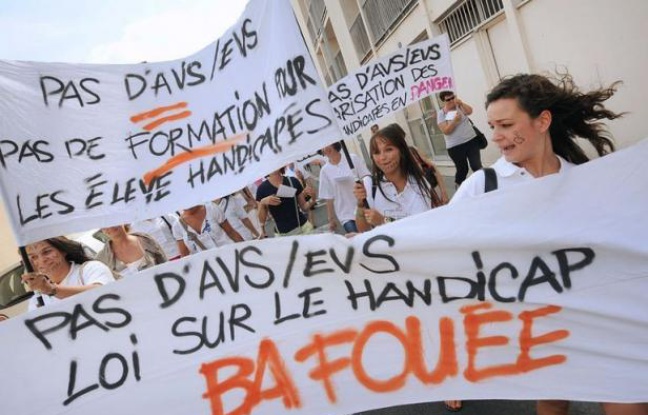 Une trentaine de parents d'élèves handicapés et de chefs d'établissements de l'enseignement catholique de Gironde ont manifesté mercredi à Bordeaux contre le non renouvellement de contrats d'EVS et AVS, privant pour l'instant de scolarisation une centaine d'élèves handicapés. Une trentaine de parents d'élèves handicapés et de chefs d'établissements de l'enseignement catholique de Gironde ont manifesté mercredi à Bordeaux contre le non renouvellement de contrats d'EVS et AVS, privant pour l'instant de scolarisation une centaine d'élèves handicapés.