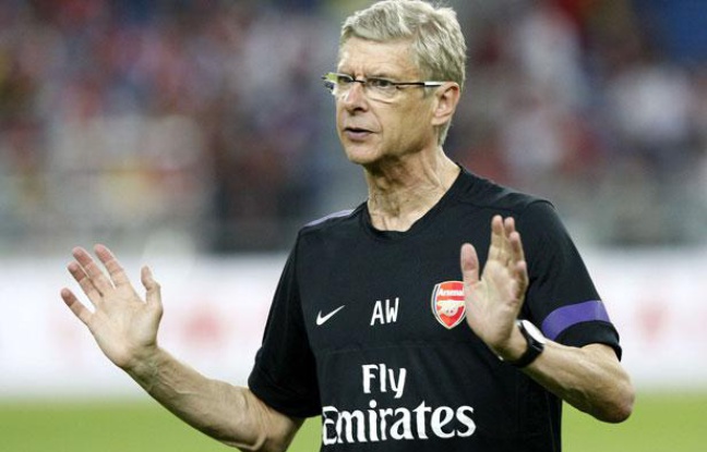 Arsène Wenger avant un match d'Arsenal lors de la préparation estivale, le 23 juillet 2012 en Malaisie. Arsène Wenger avant un match d'Arsenal lors de la préparation estivale, le 23 juillet 2012 en Malaisie.