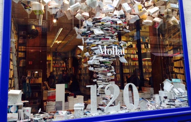 La vitrine de la librairie Mollat pour ses 120 ans. La vitrine de la librairie Mollat pour ses 120 ans.