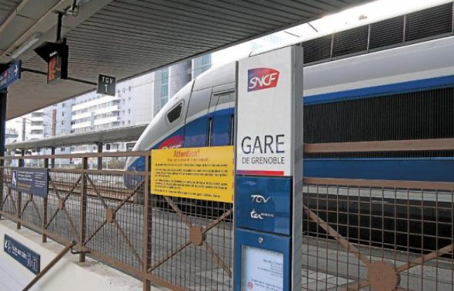 Le train a mis douze heures pour aller de Paris à Grenoble. Le train a mis douze heures pour aller de Paris à Grenoble.
