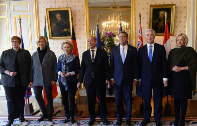 Les ministres de la Défense autralienne Marise Payne, italienne Roberta Pinotti, allemande Ursula Von Der Leyen, français Jean-Yves Le Drian, américain Ashton Carter, américain Michael Fallon et néerlandaise Jeanine Hennis-Plasschaert le 20 janvier 2016 à Paris Les ministres de la Défense autralienne Marise Payne, italienne Roberta Pinotti, allemande Ursula Von Der Leyen, français Jean-Yves Le Drian, américain Ashton Carter, américain Michael Fallon et néerlandaise Jeanine Hennis-Plasschaert le 20 janvier 2016 à Paris