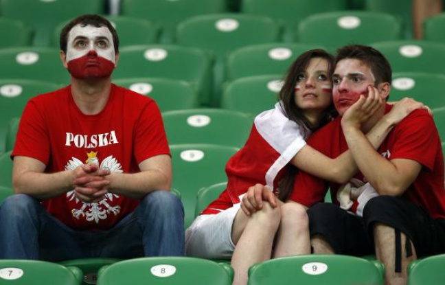 Des supporters polonais après l'élimination de leur pays, le 16 juin 2012 à Wroclaw. Des supporters polonais après l'élimination de leur pays, le 16 juin 2012 à Wroclaw.