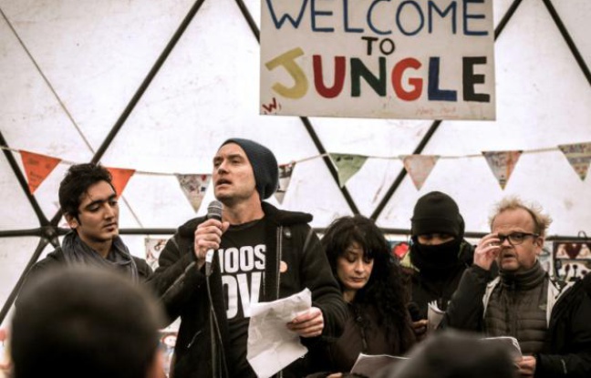 Jude Law (au micro) dans un théâtre informel de la "jungle" de Calais, le 21 février 2016 Jude Law (au micro) dans un théâtre informel de la "jungle" de Calais, le 21 février 2016