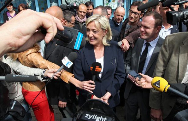 Marine Le Pen votait à Hénin-Beaumont au premier tour des législatives le 10 juin 2012. Marine Le Pen votait à Hénin-Beaumont au premier tour des législatives le 10 juin 2012.