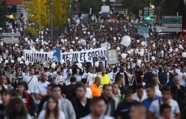 People dressed in white and holding balloons and portraits of Kevin and Sofiane, the two young men who were stabbed to death on September 28, 2012 in Echirolles, near Grenoble, French Alps, walk in the streets during a silent march in their memory, on October 2, 2012 in Echirolles. Thousands of people attended this "White March" with relatives and friends, to pay respect to the two 21-year old young men, Kevin and Sofiane, who were killed by knife after being attacked by a group in a park. AFP PHOTO/PHILIPPE DESMAZES People dressed in white and holding balloons and portraits of Kevin and Sofiane, the two young men who were stabbed to death on September 28, 2012 in Echirolles, near Grenoble, French Alps, walk in the streets during a silent march in their memory, on October 2, 2012 in Echirolles. Thousands of people attended this "White March" with relatives and friends, to pay respect to the two 21-year old young men, Kevin and Sofiane, who were killed by knife after being attacked by a group in a park. AFP PHOTO/PHILIPPE DESMAZES