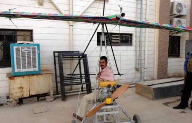 A vingt ans de distance, Wissam et Abbas ont appris à leurs dépens qu'il n'est pas bon d'inventer des engins volants et de les piloter: Sous Saddam Hussein ou sous le nouveau régime, ceci n'apporte que des ennuis. A vingt ans de distance, Wissam et Abbas ont appris à leurs dépens qu'il n'est pas bon d'inventer des engins volants et de les piloter: Sous Saddam Hussein ou sous le nouveau régime, ceci n'apporte que des ennuis.