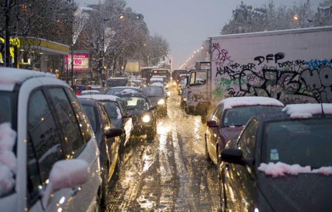 Véhicules bloqués par la neige au niveau de Villeneuve-Saint-Georges (Val-deMarne) le 8 décembre 2010. Véhicules bloqués par la neige au niveau de Villeneuve-Saint-Georges (Val-deMarne) le 8 décembre 2010.