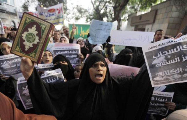 Des manifestants contre la diffusion d'un film américain anti-islam dans les rues du Caire (Egypte), le 11 septembre 2012. Des manifestants contre la diffusion d'un film américain anti-islam dans les rues du Caire (Egypte), le 11 septembre 2012.