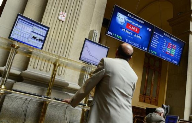 La victoire de la droite pro-européenne aux élections législatives grecques n'a pas réussi lundi à rétablir l'accalmie escomptée sur le marché de la dette où les taux espagnols à 10 ans franchissaient un nouveau record au-delà des 7% et les rendements italiens s'envolaient. La victoire de la droite pro-européenne aux élections législatives grecques n'a pas réussi lundi à rétablir l'accalmie escomptée sur le marché de la dette où les taux espagnols à 10 ans franchissaient un nouveau record au-delà des 7% et les rendements italiens s'envolaient.